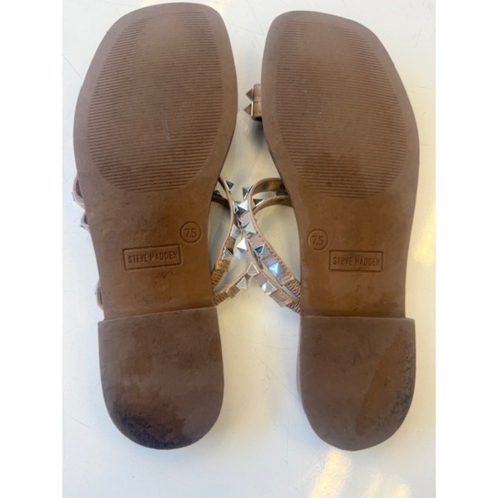 Steve Madden Skyler Studded Gladiator Sandals 7.5 Tan Silver Pyramid Stud Flat - Picture 4 of 8